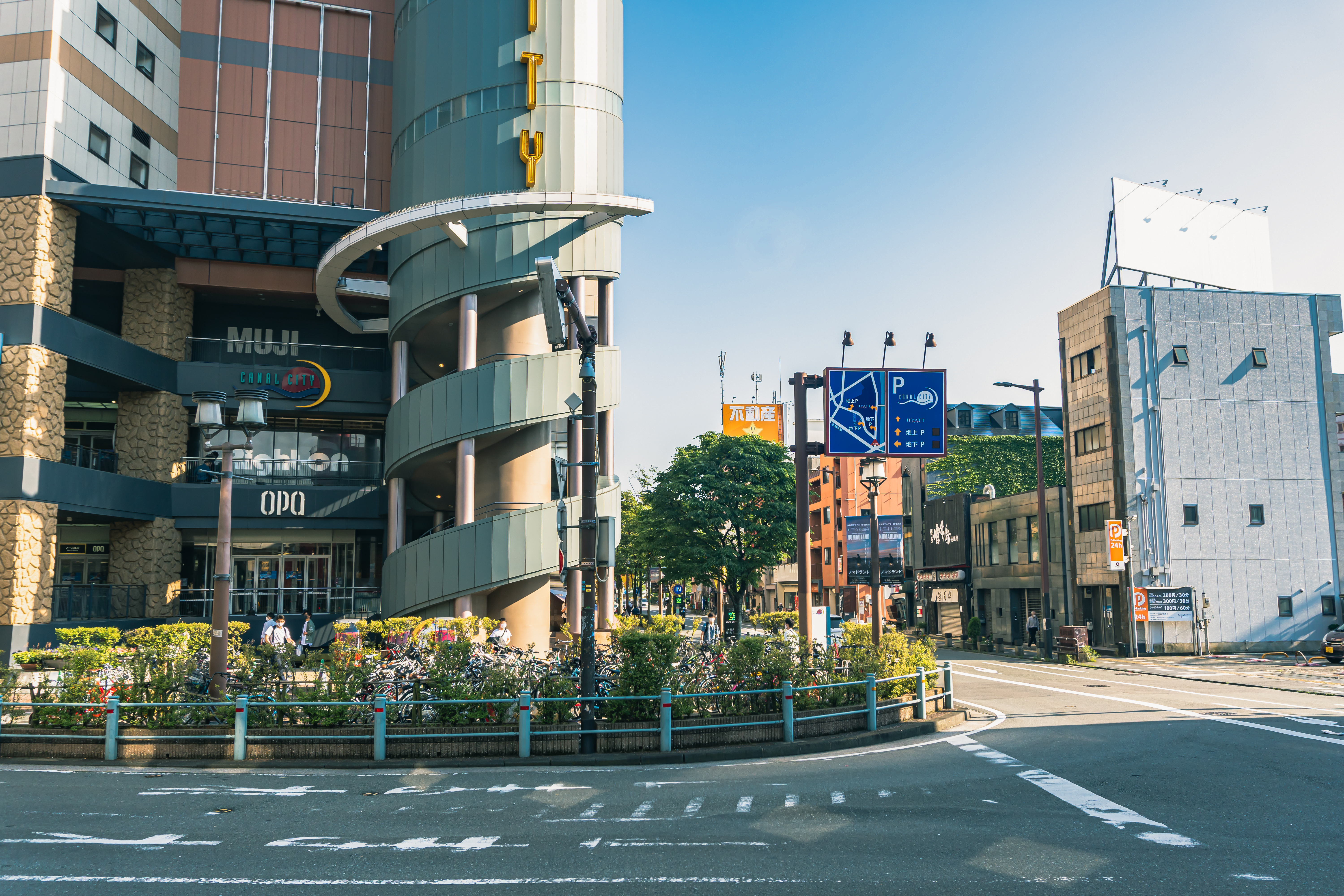 キャナルシティ博多前の交差点の写真素材 ぱくたそ
