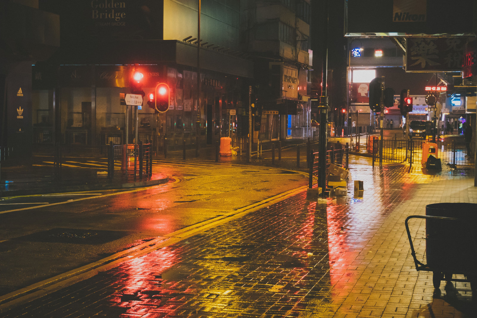 雨で路面が濡れた街並み 尖沙咀 の写真を無料ダウンロード フリー素材 ぱくたそ