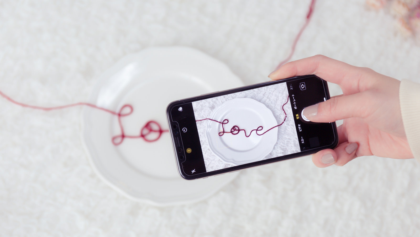 「映えるのでスマホで撮影したLOVEの赤い糸」の写真