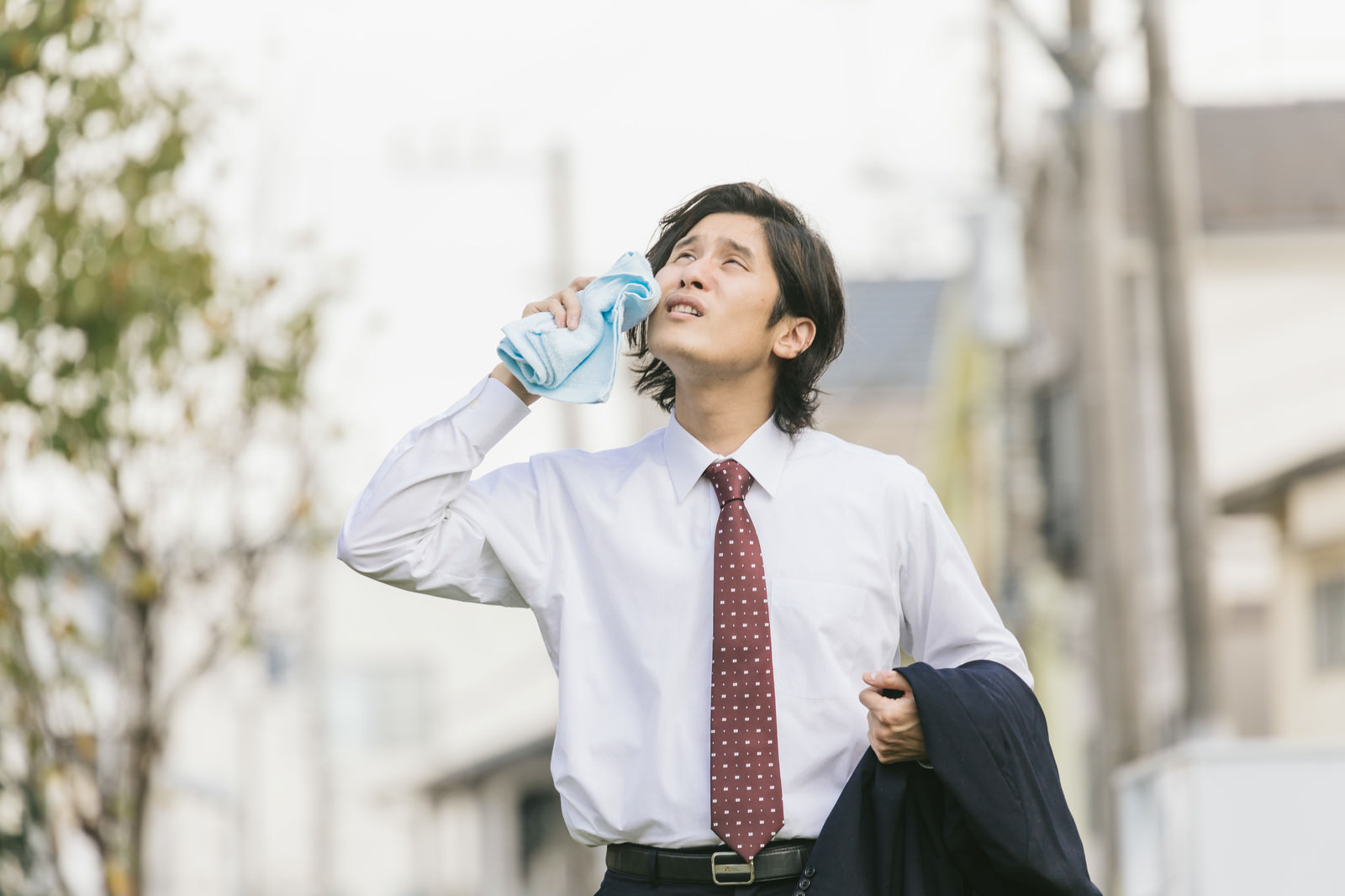 「猛暑の中、飛び込み営業中の新卒男性」の写真［モデル：竹田匡宏］