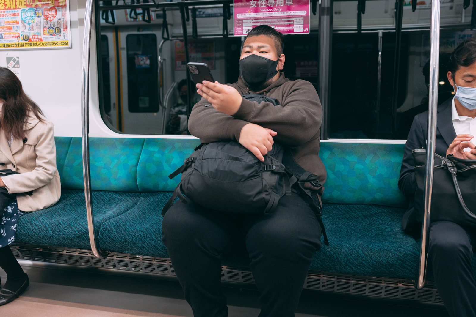 「電車の席に座る160キロの男性 | フリー素材のぱくたそ」の写真［モデル：ノリックス］