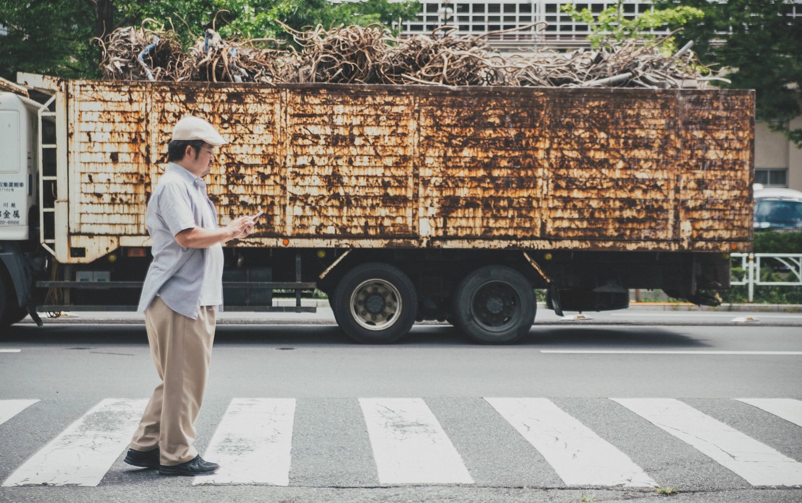 「横断歩道を渡りながらの歩きスマホは危険です横断歩道を渡りながらの歩きスマホは危険です」［モデル：ナリシゲ］のフリー写真素材を拡大