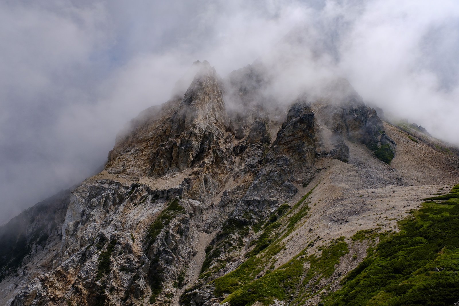 ãæ²¸ãç«ã¤ã¬ã¹ã«åã¾ããå²©å±±ï¼ç½é¦¬å²³ï¼ãã®åç