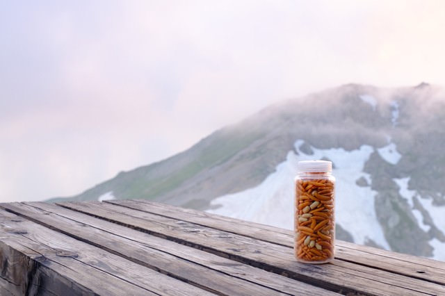 登山のお供にナルゲンボトルに入った柿ピーの写真