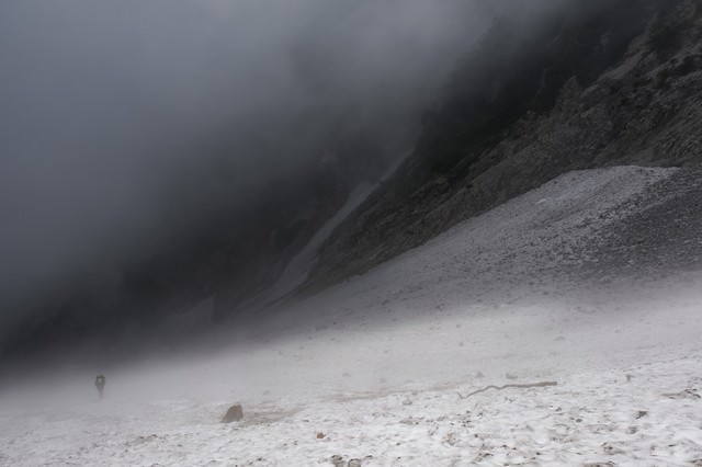 ガスに包まれた厳しい悪天候の白馬大雪渓（白馬岳）