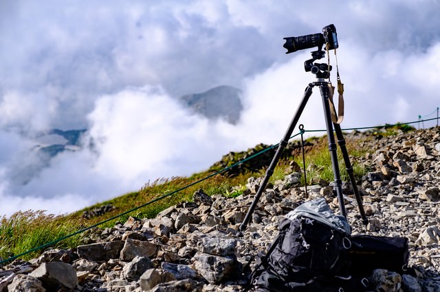 「三脚と一眼レフで山岳写真を撮影中(白馬岳)」のフリー写真素材