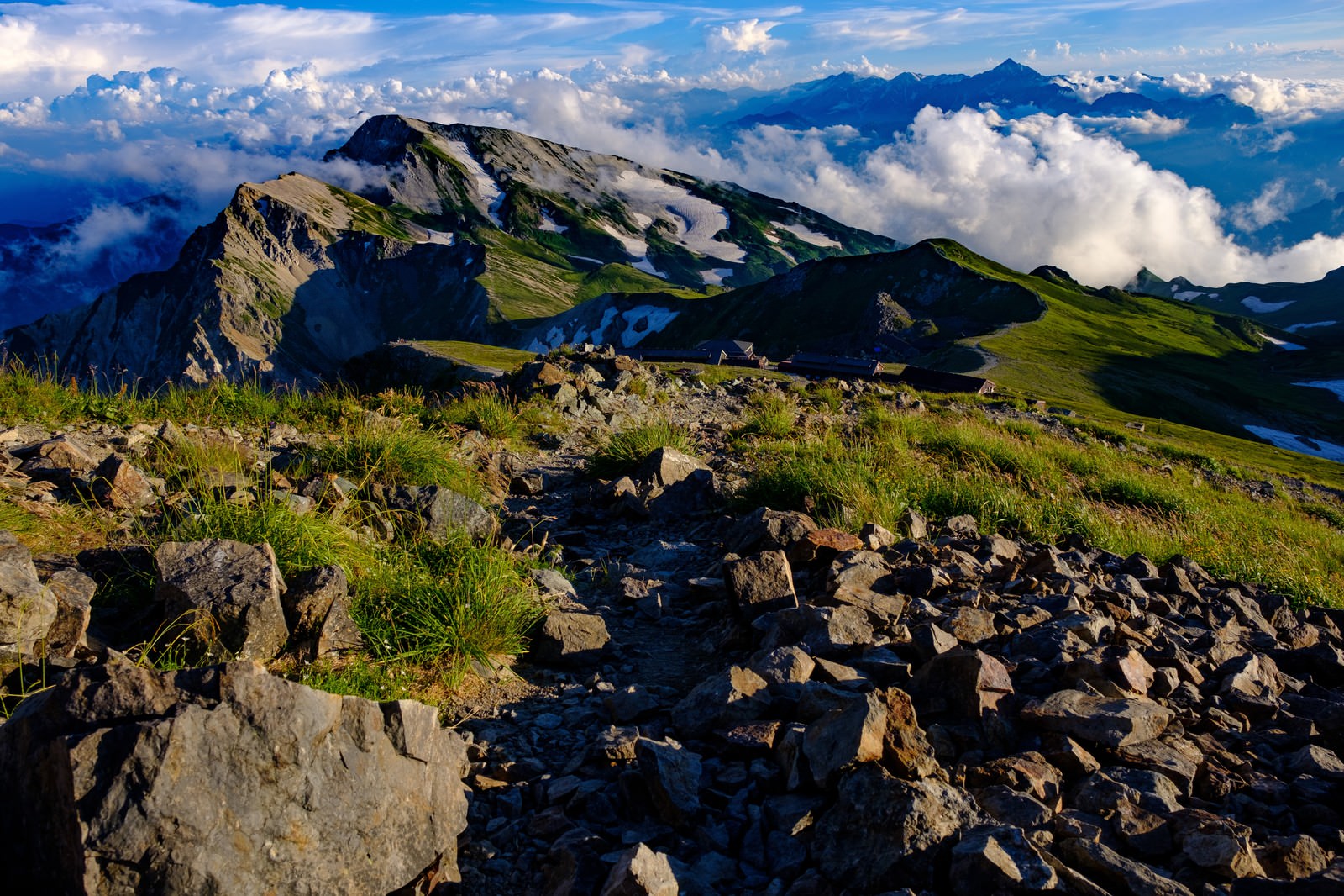 白馬岳稜線の登山道から見る白馬連峰と立山連峰の写真 画像 を無料ダウンロード フリー素材のぱくたそ