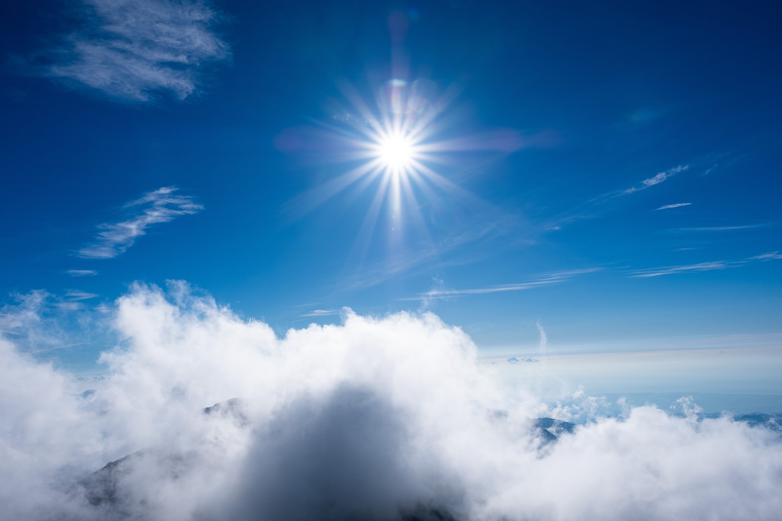 「上空の強い日差しと青空」の写真