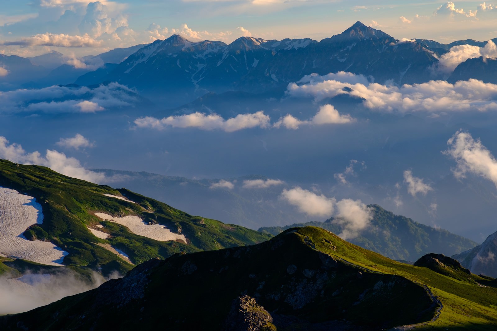 霞の向こうに見える立山連峰と剱岳の写真 画像 を無料ダウンロード フリー素材のぱくたそ