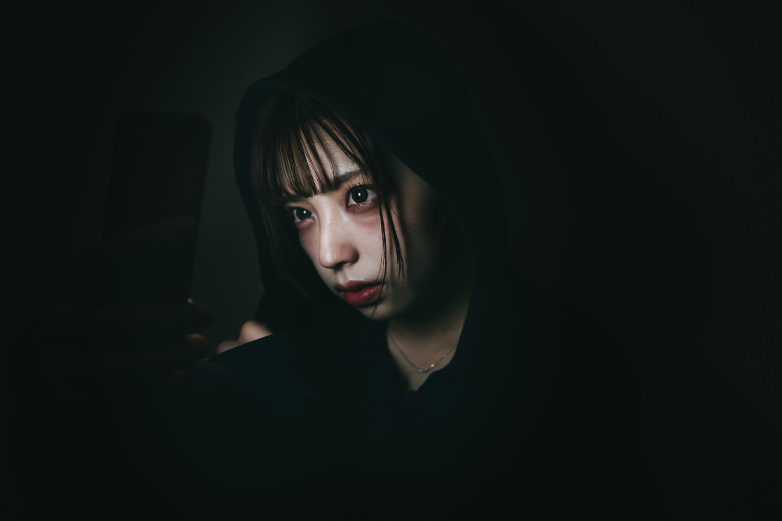 既読を無視されて不機嫌になる女性の写真素材 ぱくたそ
