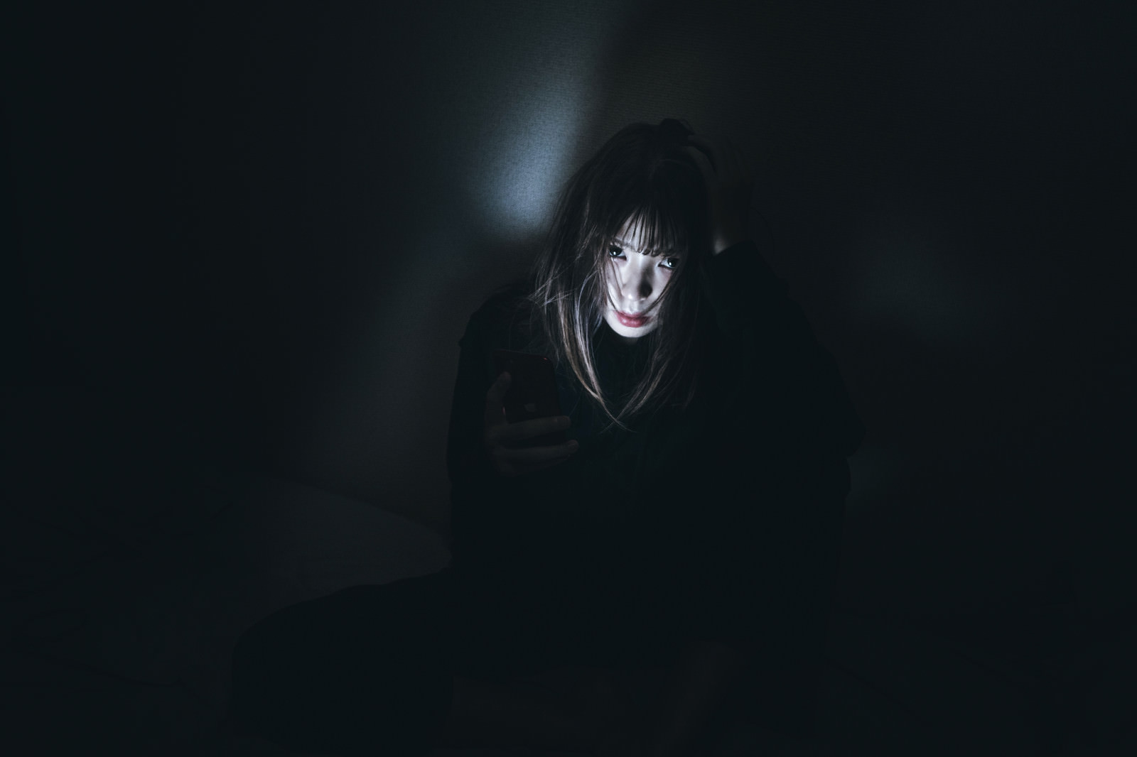 「既読スルーでイライラする女性 | フリー素材のぱくたそ」の写真［モデル：高尾実生］