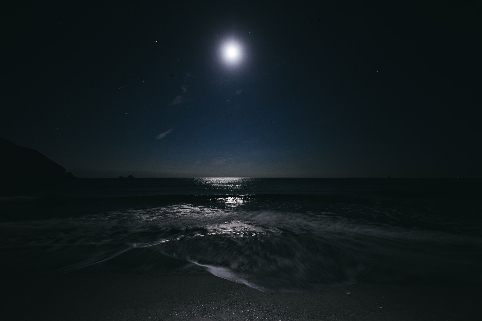 神津島の海を照らす満月の写真素材 ぱくたそ