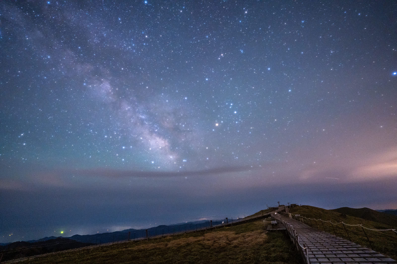 「剣山の山頂から撮影した天の川 | フリー素材のぱくたそ」の写真