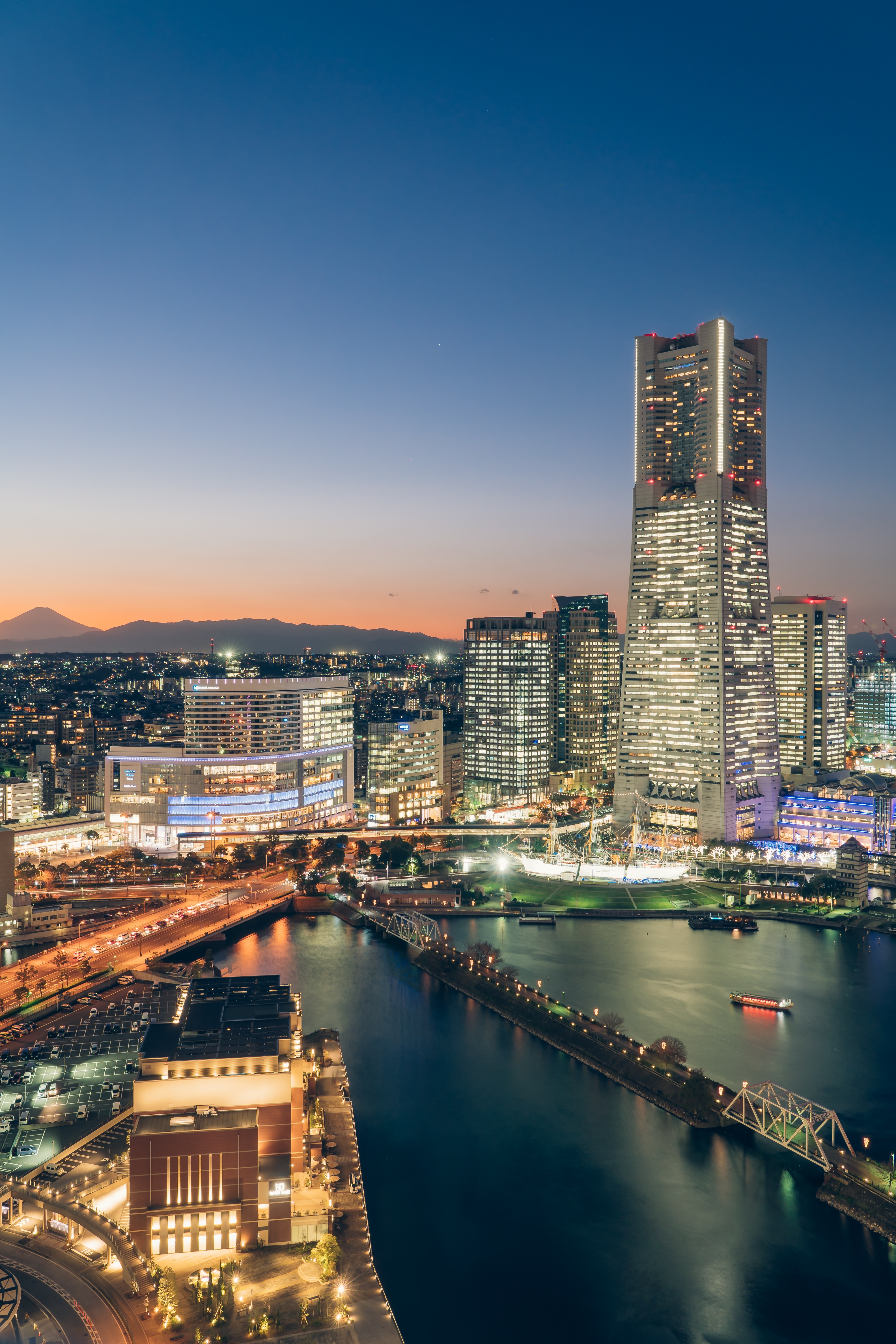 日没間際の横浜みなとみらいの写真素材 ぱくたそ