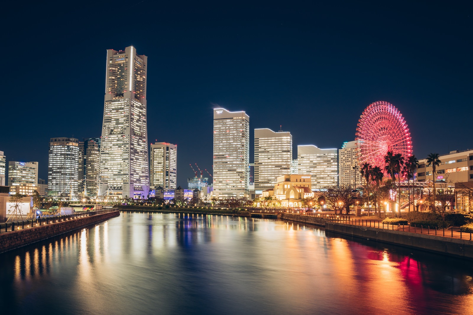 みなとみらいランドマークとコスモワールドの観覧車の夜景の写真素材 ぱくたそ