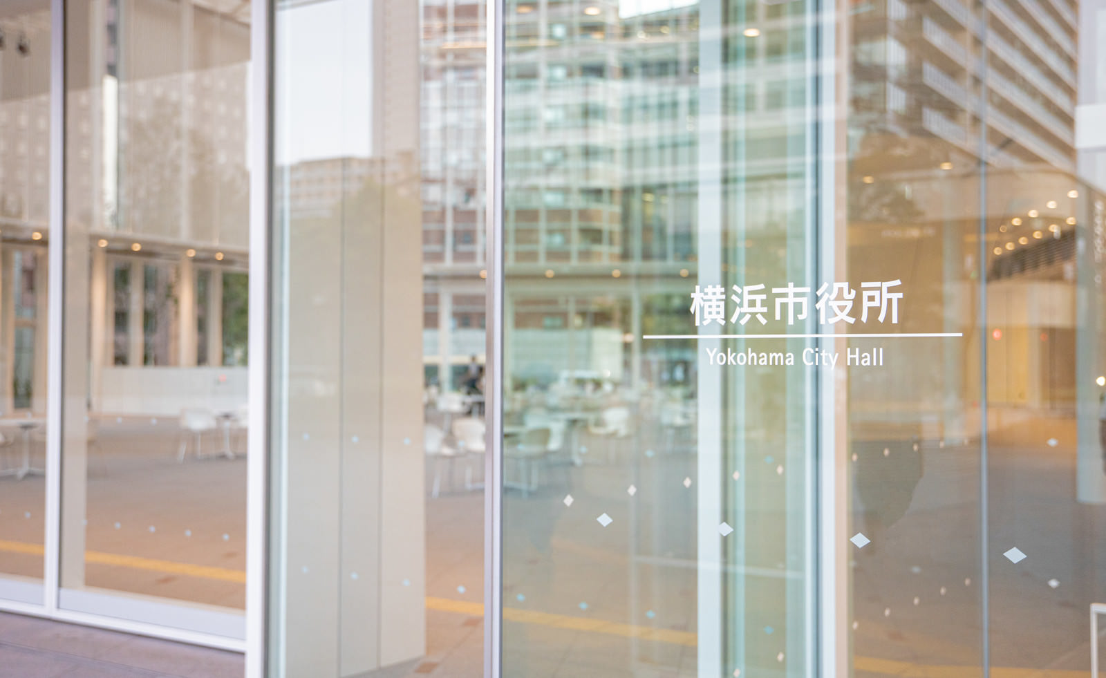新しくなった横浜市役所の入り口 新市庁舎 の写真を無料ダウンロード フリー素材 ぱくたそ
