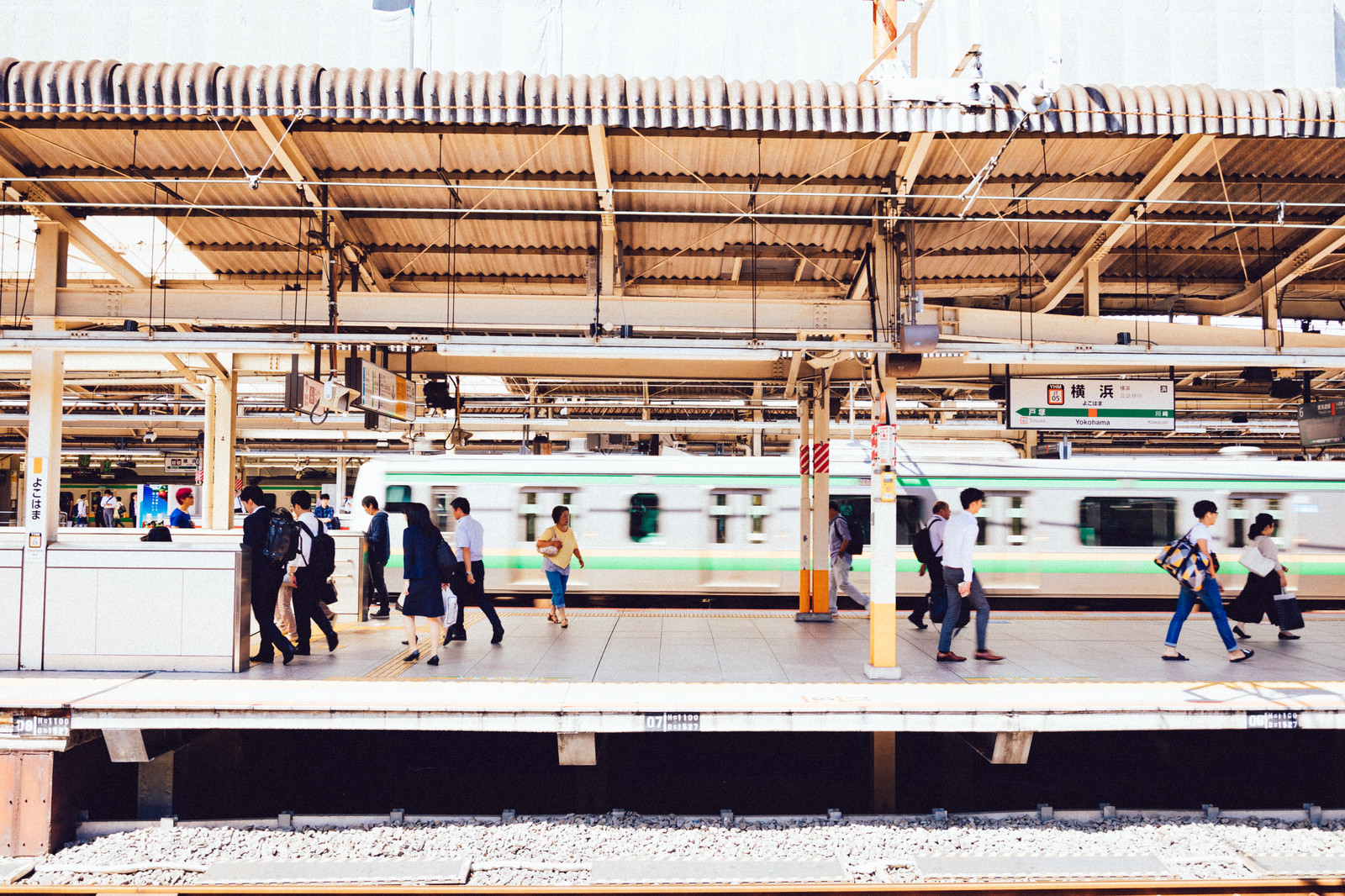 「横浜駅のホーム」の写真