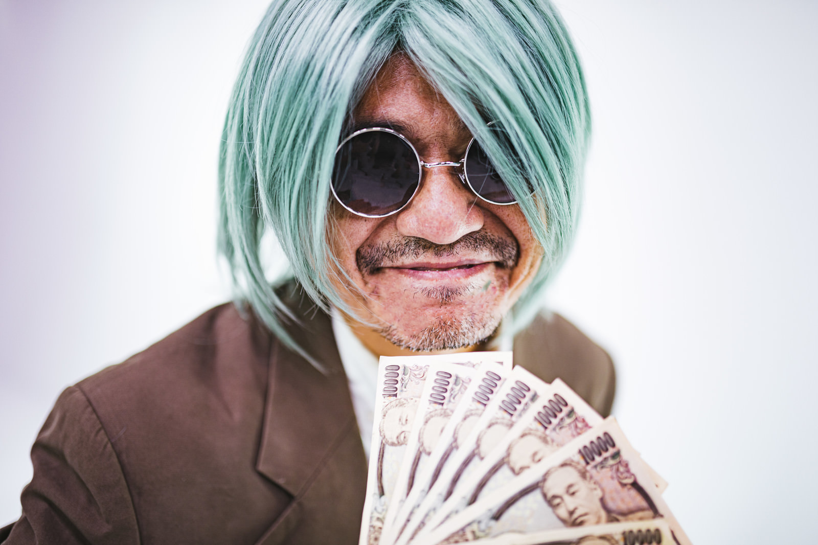 「無課金ユーザーが本気を出した | フリー素材のぱくたそ」の写真［モデル：よたか］