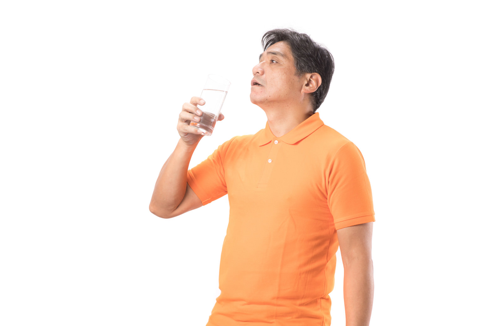 「水を飲んでほっと一息するお父さん | フリー素材のぱくたそ」の写真［モデル：よたか］