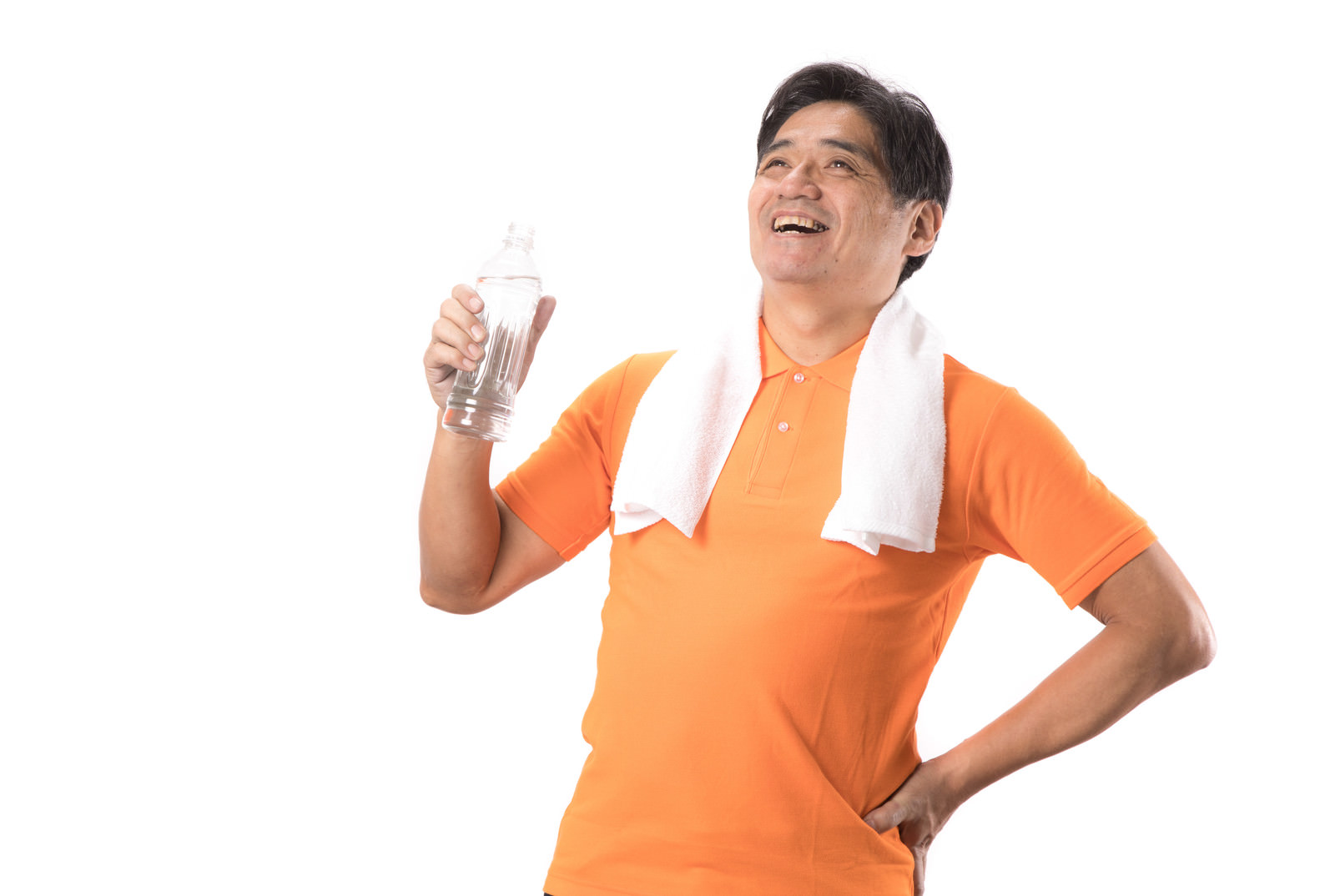 「軽い運動後にペットボトルの水を飲む中年男性」の写真［モデル：よたか］