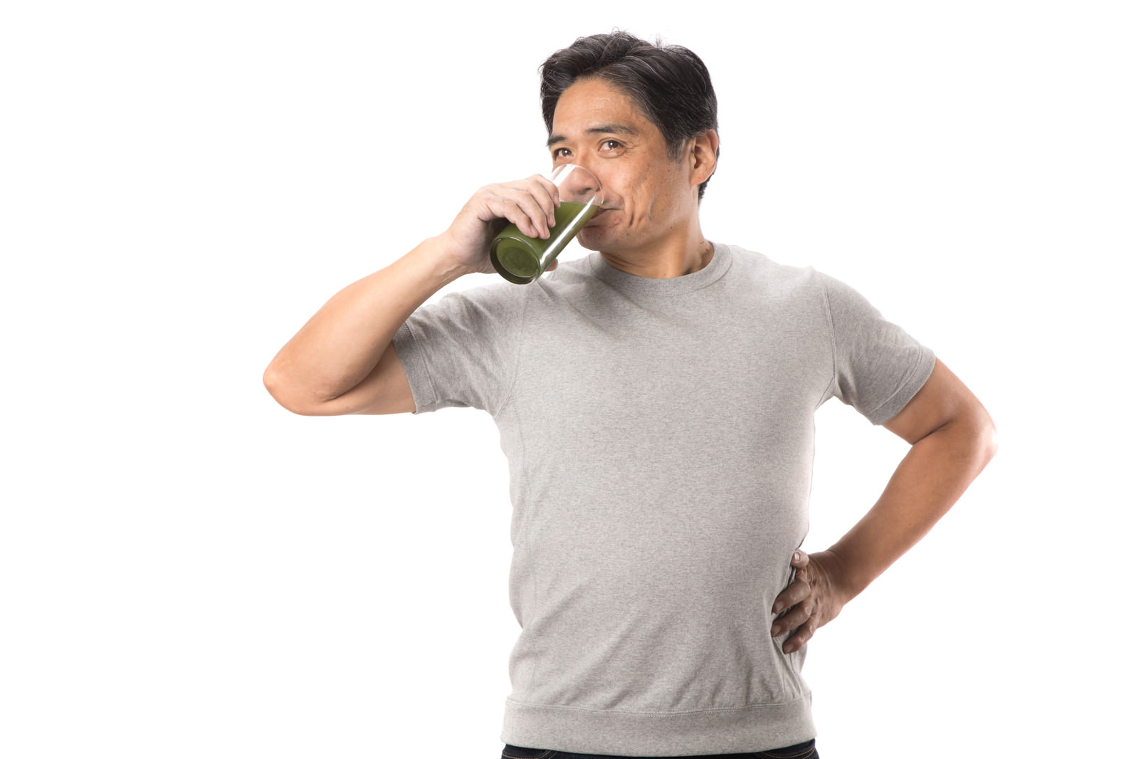 「健康的に青汁を飲む中年男性 | フリー素材のぱくたそ」の写真［モデル：よたか］