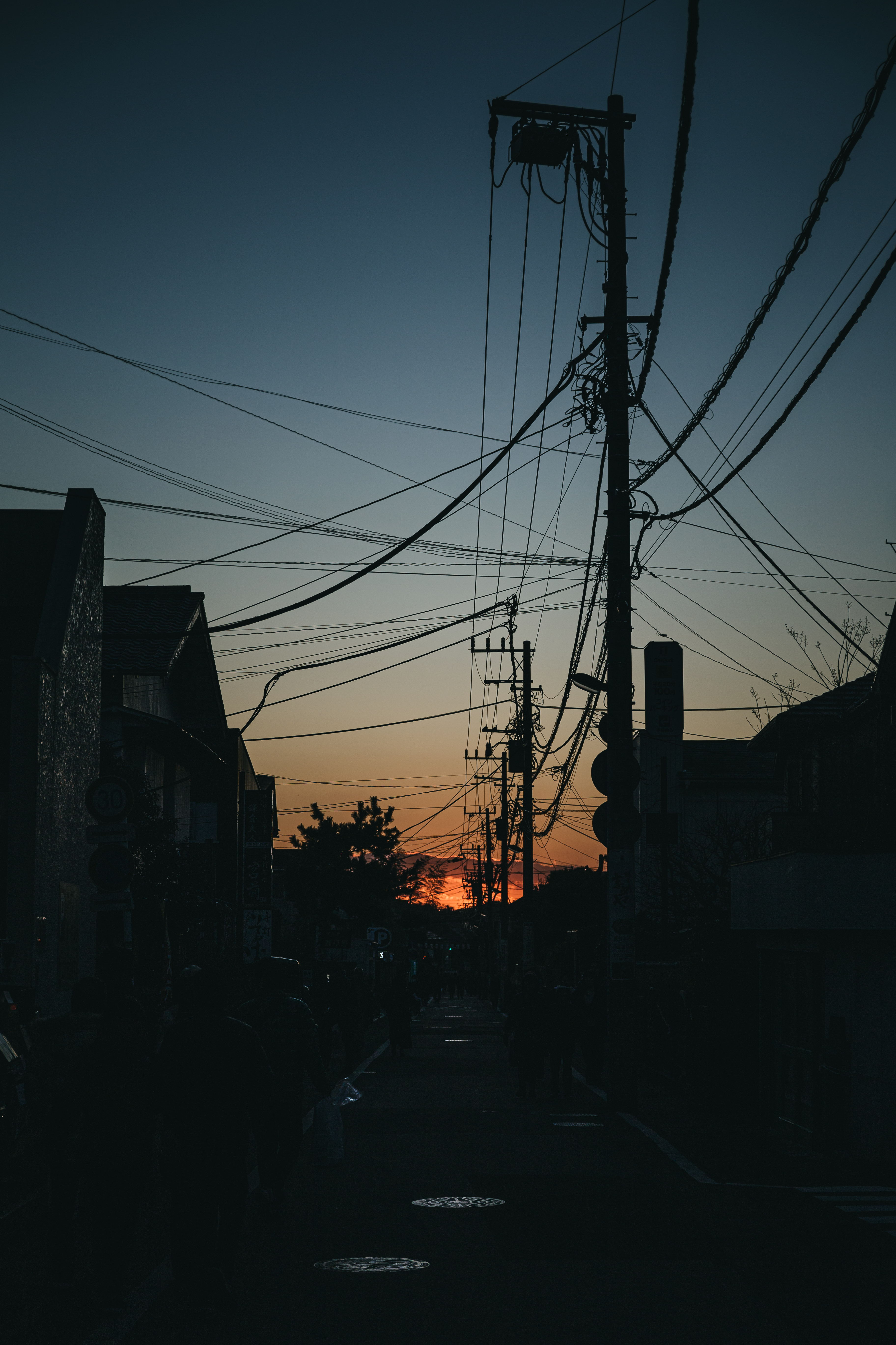 夕暮れの住宅街を歩くの写真を無料ダウンロード フリー素材 ぱくたそ 夕暮れの住宅街を歩くの写真を無料ダウンロード フリー素材 ぱくたそ