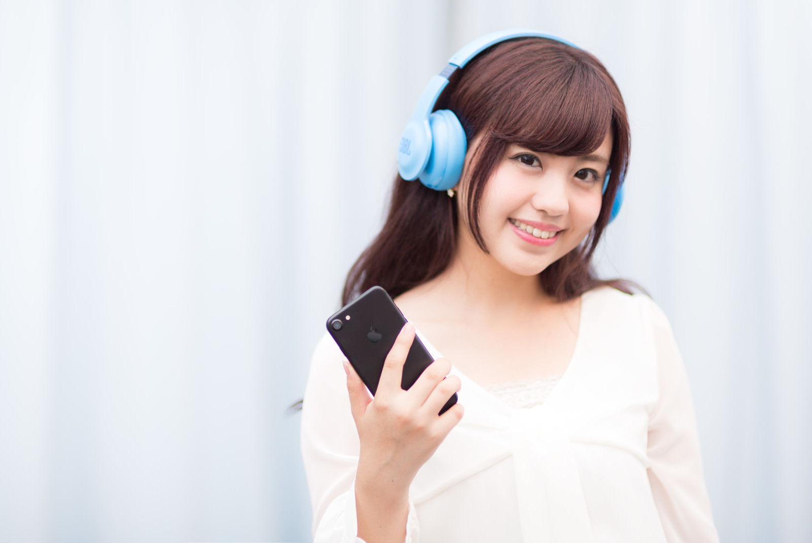 「bluetooth接続で音楽を楽しむ女子bluetooth接続で音楽を楽しむ女子」［モデル：河村友歌］のフリー写真素材を拡大