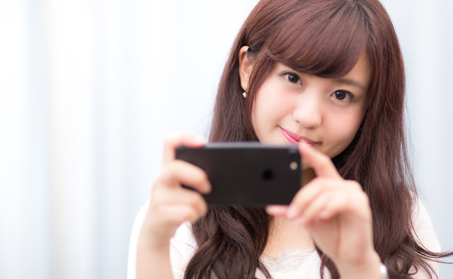 ブラック色のスマホで撮影する女性の写真を無料ダウンロード フリー素材 ぱくたそ ブラック色のスマホで撮影する女性の写真を無料ダウンロード フリー素材 ぱくたそ
