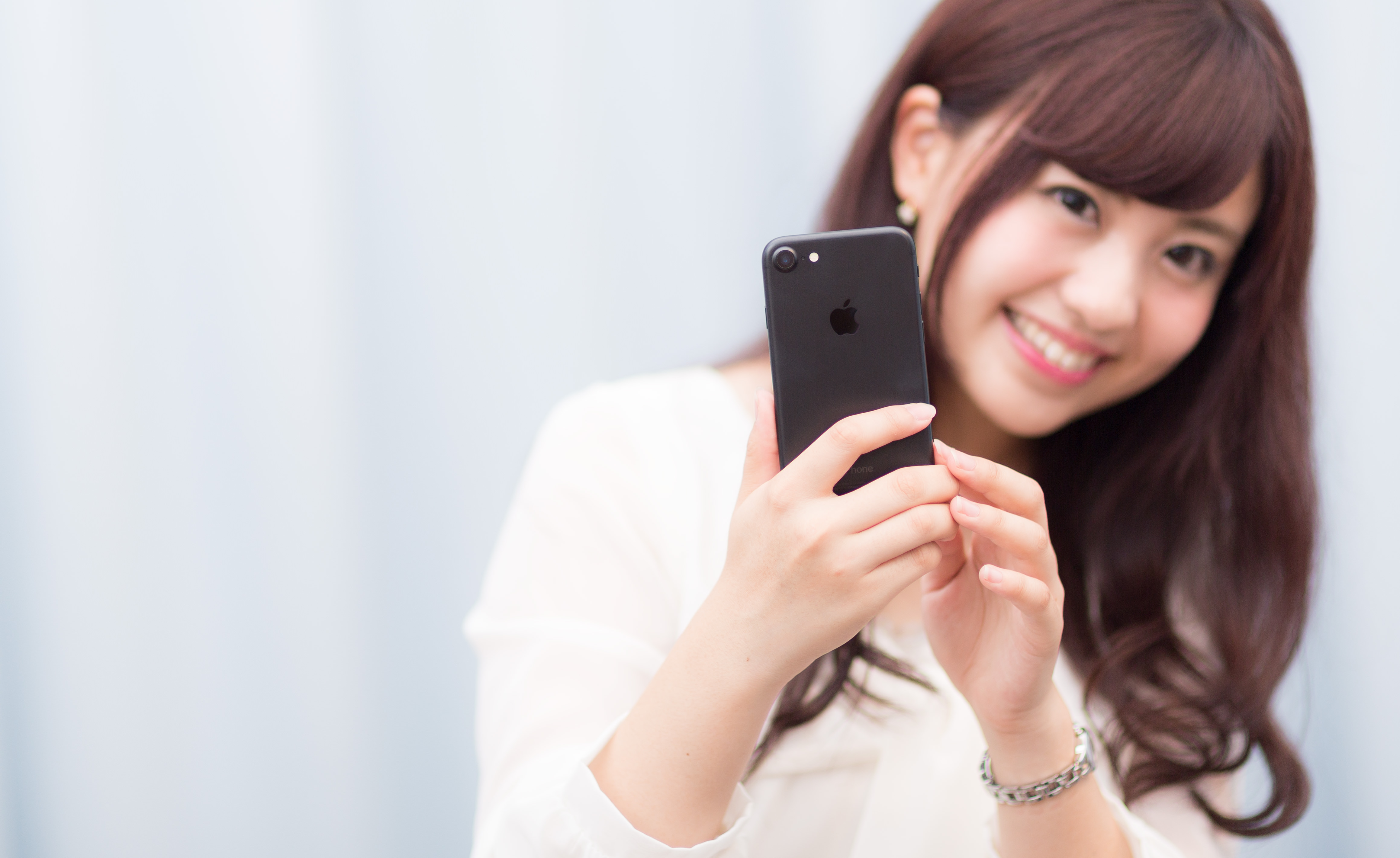 黒いスマートフォンは大人っぽい の写真素材 ぱくたそ