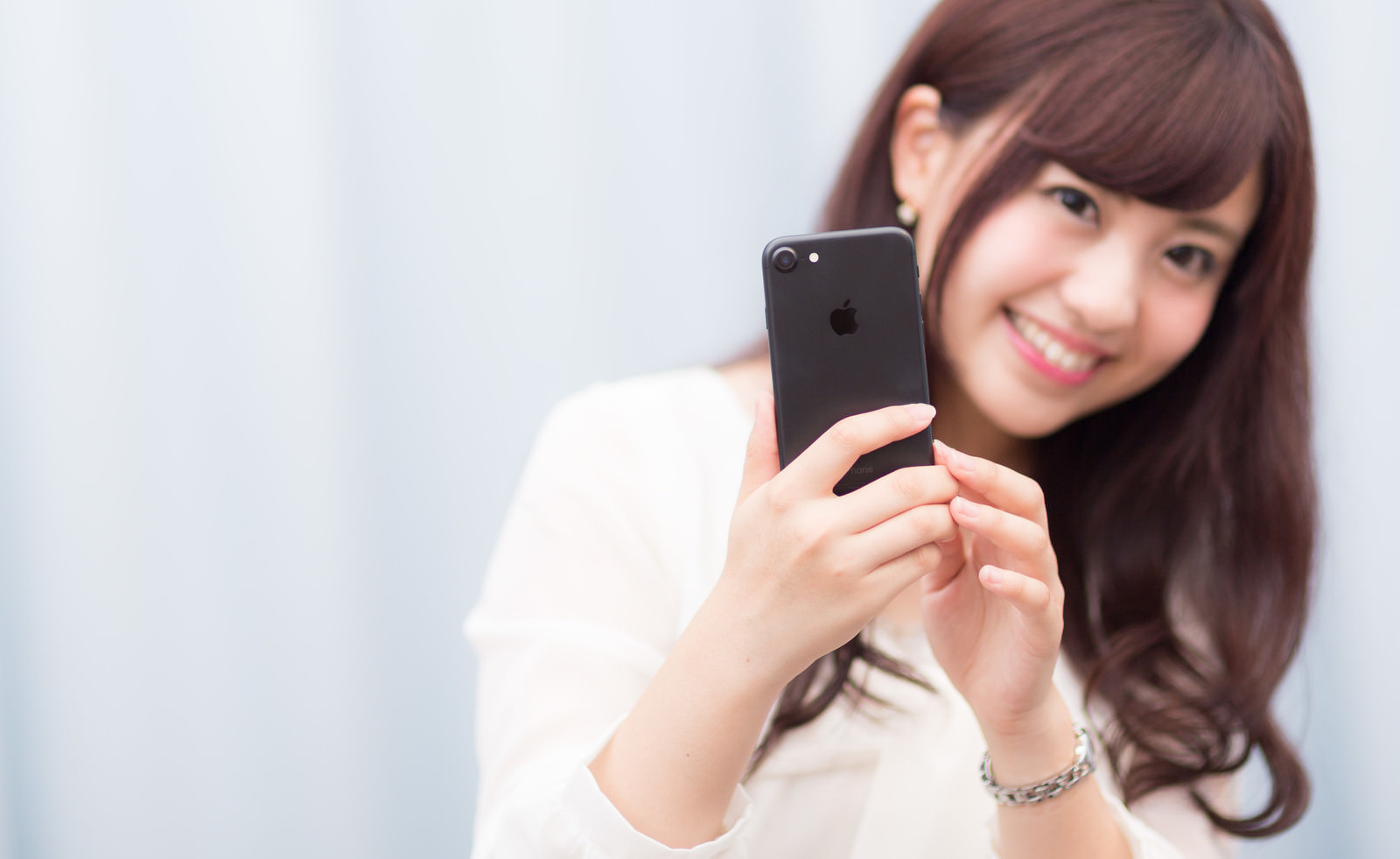 黒いスマートフォンは大人っぽい？の写真素材 - ぱくたそ