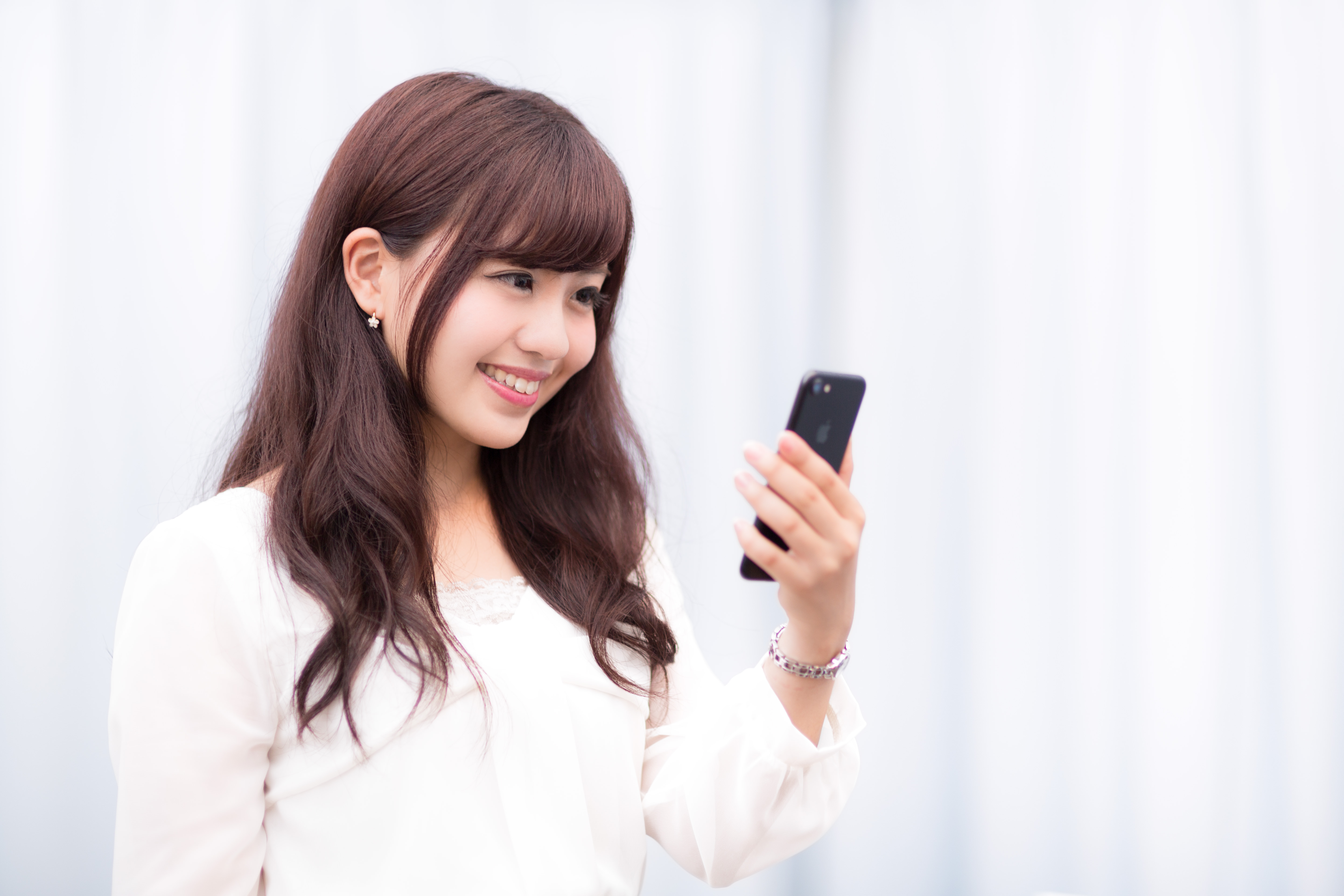 [最も人気のある！] スマホ 女性 フリー素材 128457-フリー素材 写真 スマホ 女性 - Misscawina