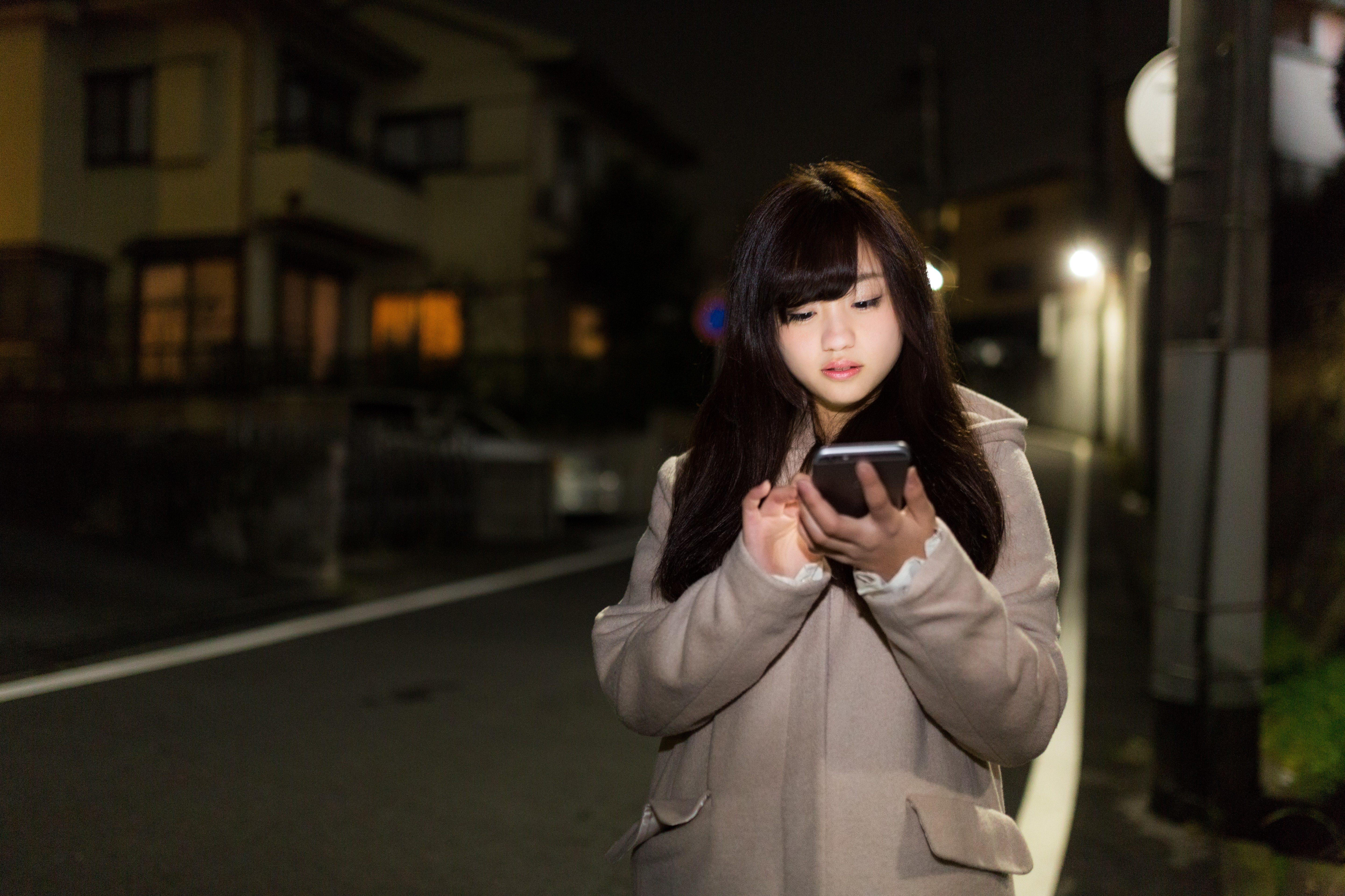 深夜に歩きスマホをする女の子の写真を無料ダウンロード フリー素材 ぱくたそ