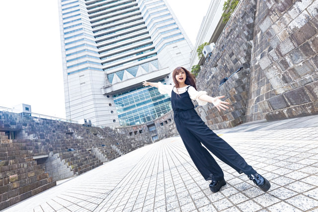 超広角レンズを使ったポートレート撮影例。景色を入れて顔を小さく、足は長く写るように撮ろうの写真