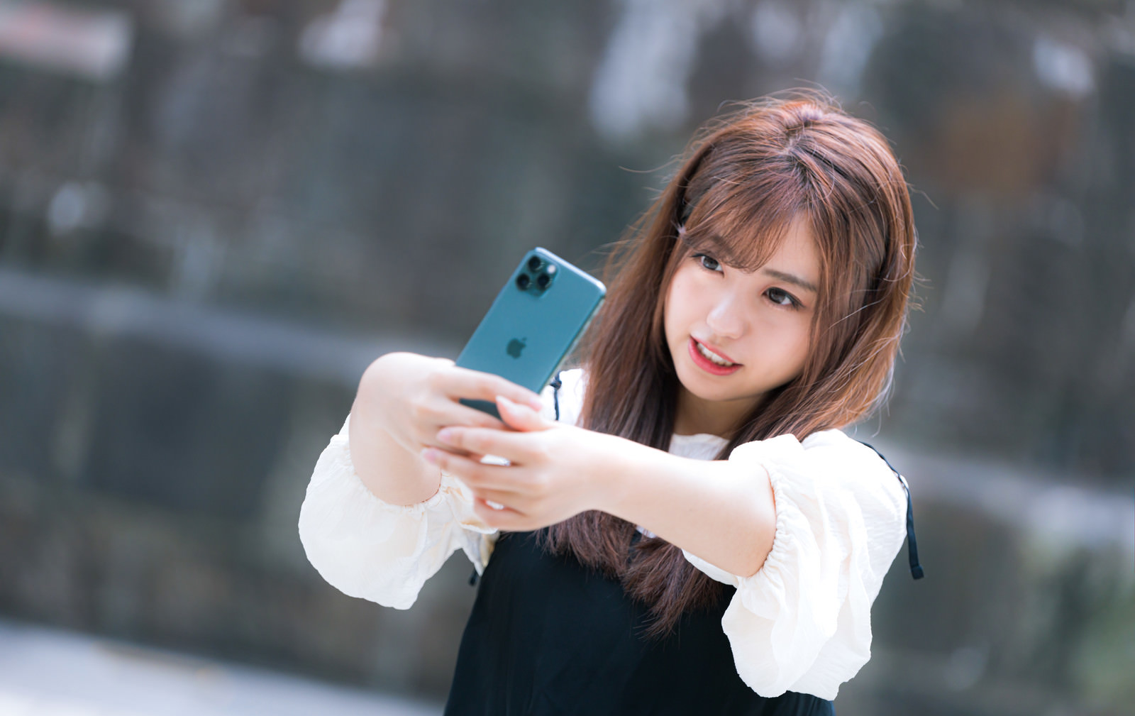 Iphone 11 Pro で自撮り女子の写真 画像 を無料ダウンロード フリー素材のぱくたそ