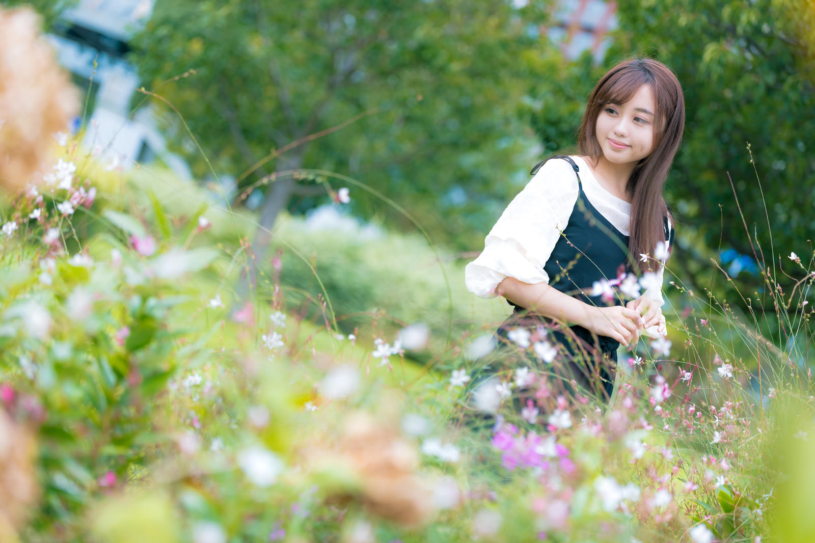 「お花摘みにきました」の写真［モデル：河村友歌］