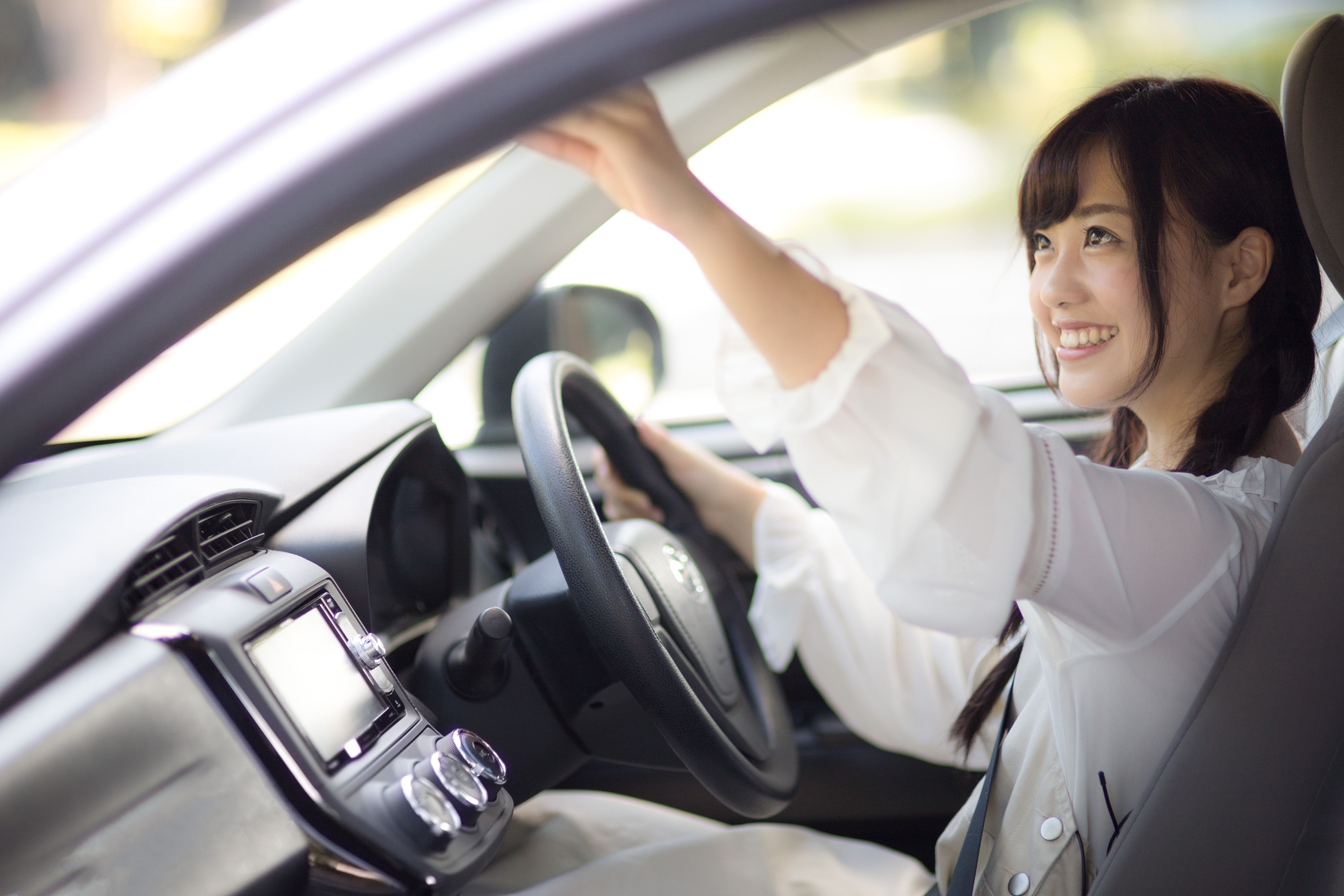 車内のバックミラーを調整する女子の写真素材 ぱくたそ