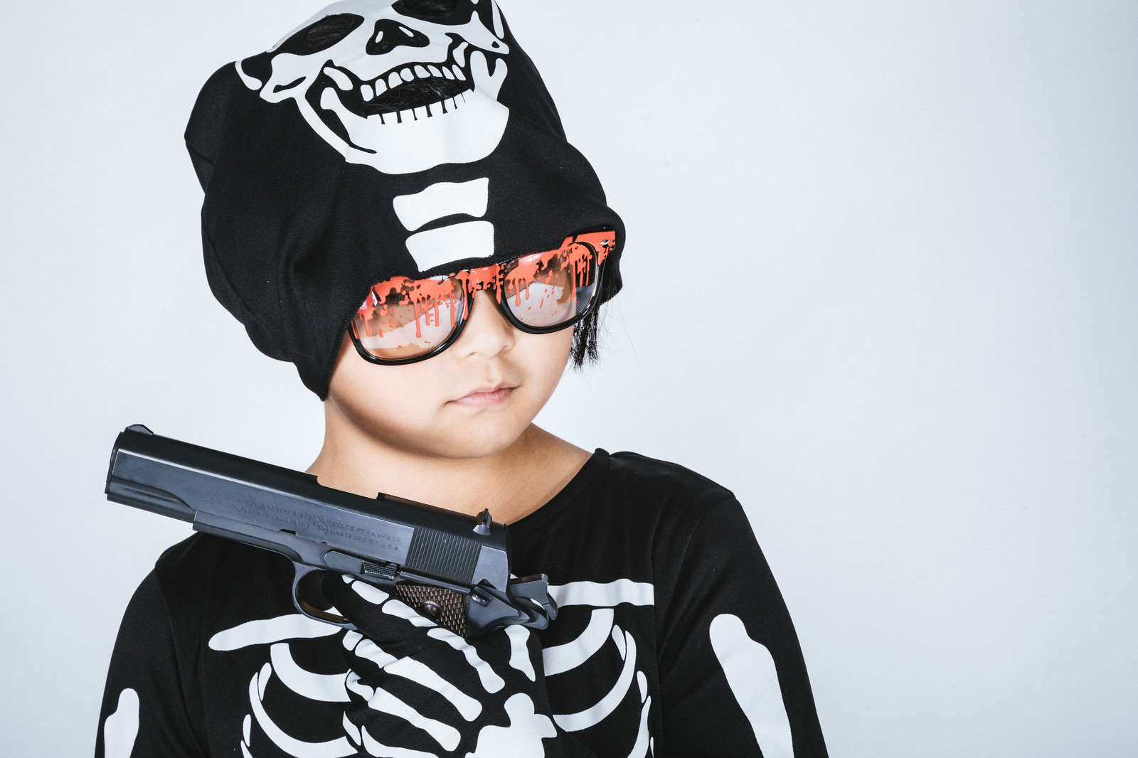 「スカルスーツを着用したハロウィンキッズ | フリー素材のぱくたそ」の写真［モデル：ゆうき］