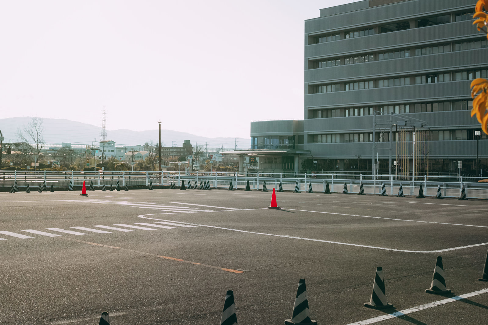 「問真運転免許試験場の運転コース | フリー素材のぱくたそ」の写真