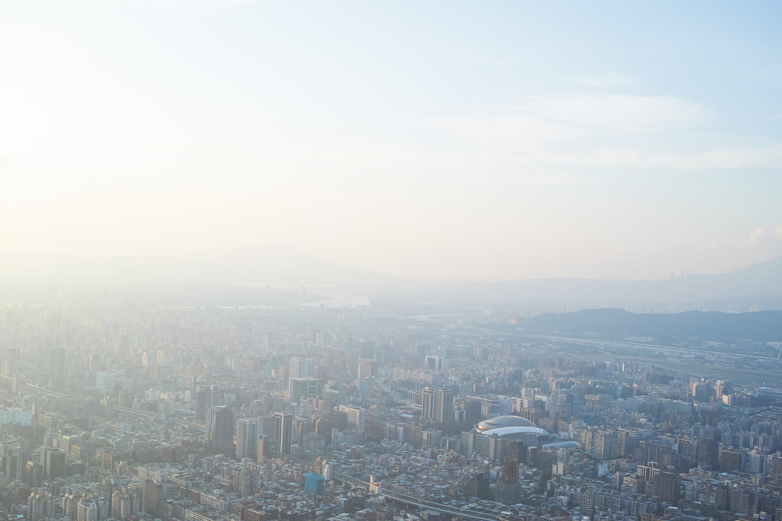 霞む空と街並み 台北 の写真 画像 を無料ダウンロード フリー素材のぱくたそ