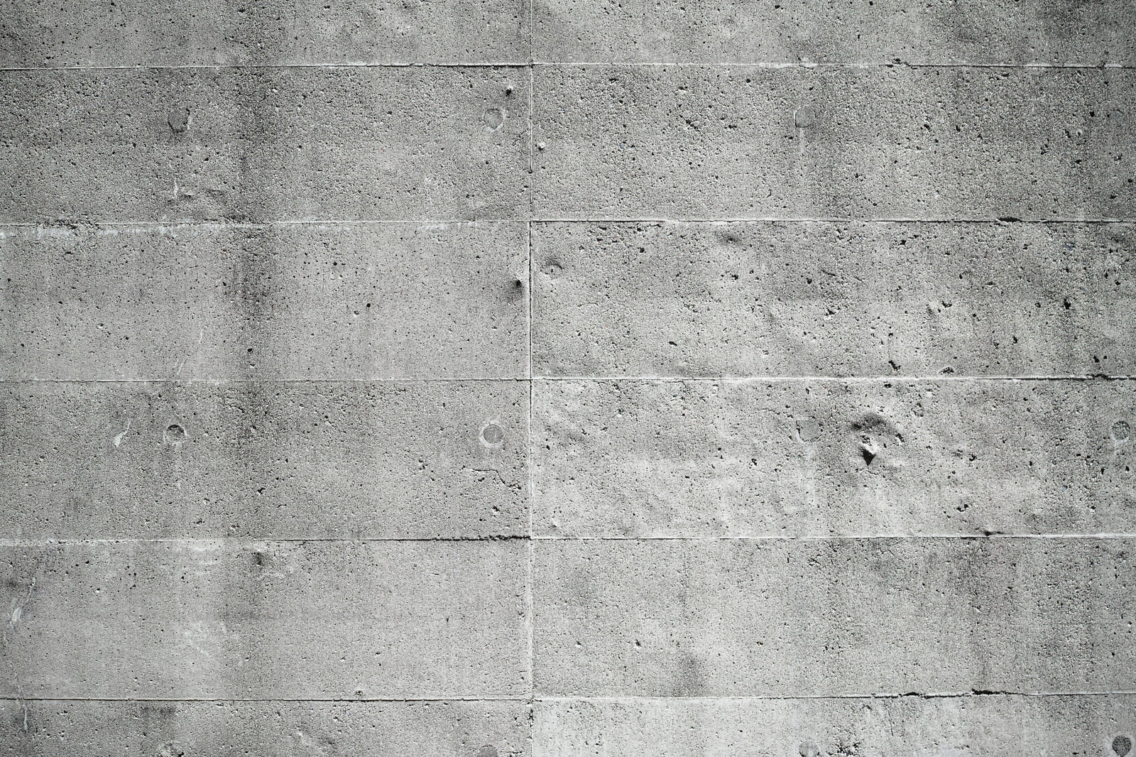 「枠板の跡が目立つコンクリート壁のテクスチャー」の写真