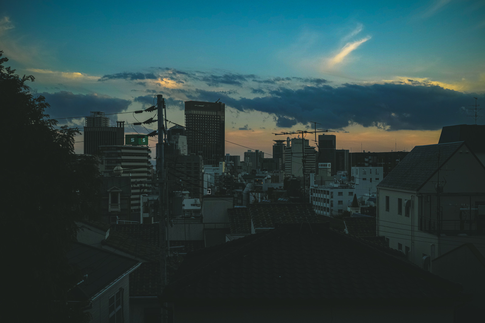 夕暮れと静まる街並みの写真素材 ぱくたそ