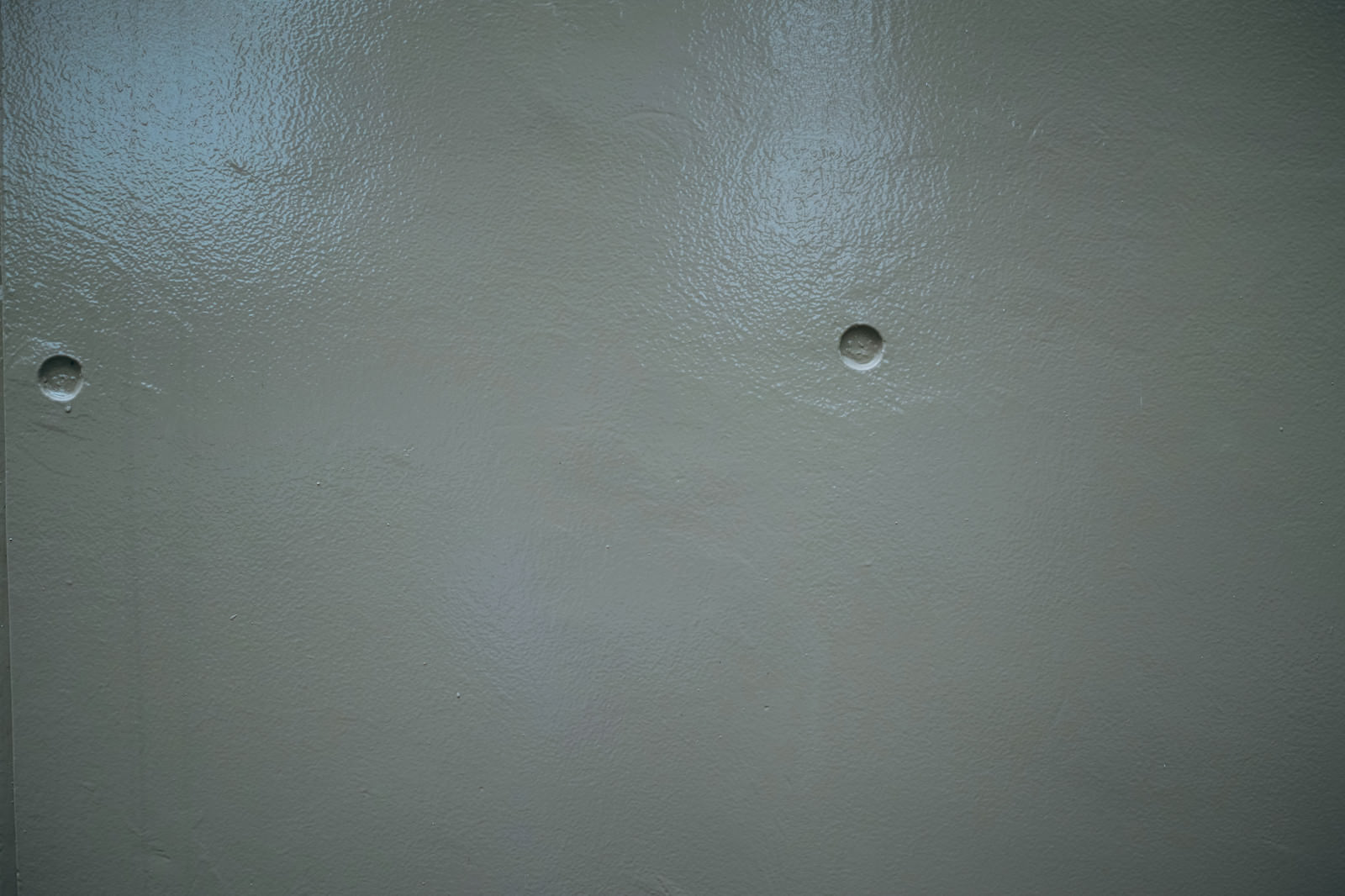「塗装されたばかりのコンクリート壁」の写真