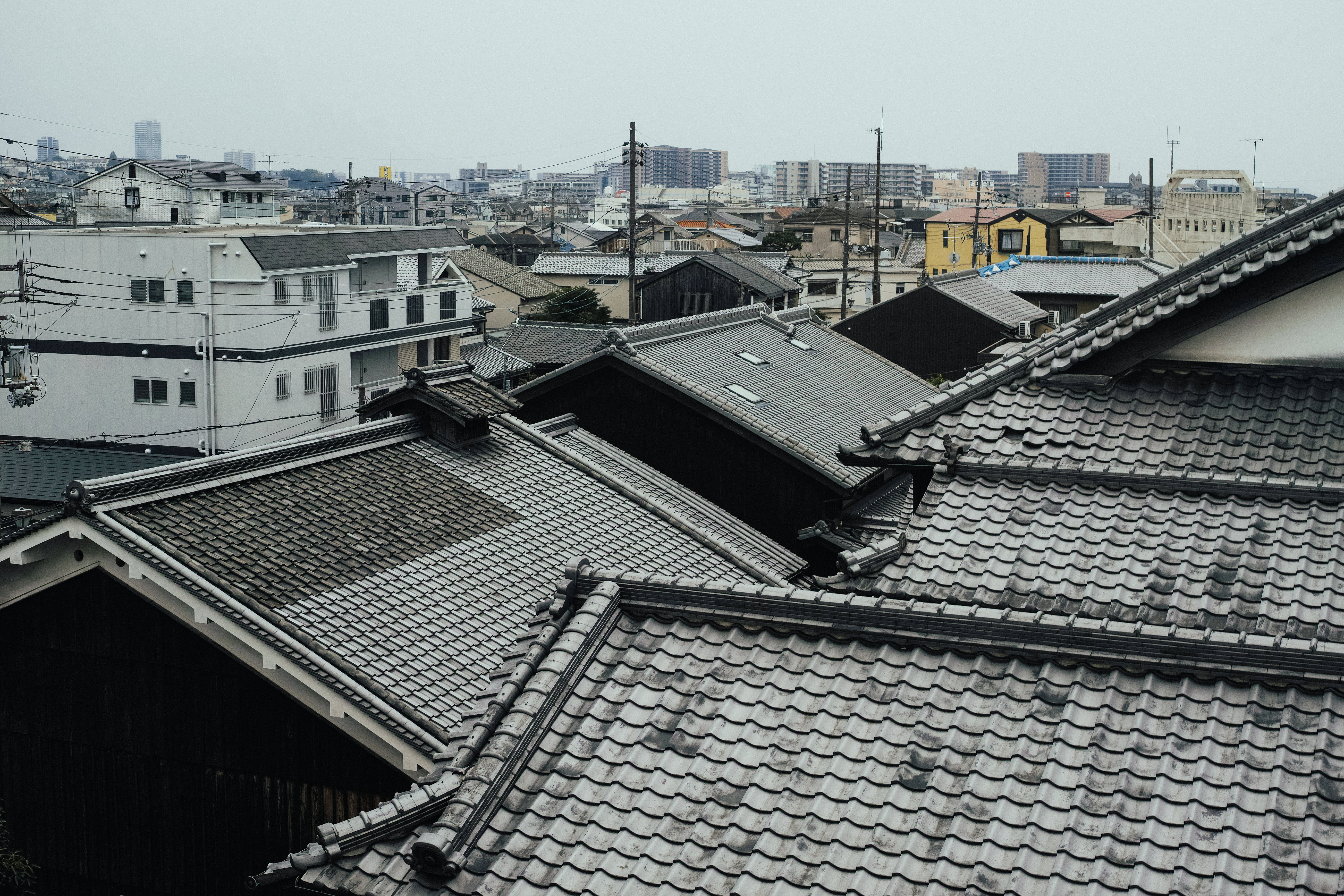 屋根瓦の密集する住宅街の写真素材 ぱくたそ