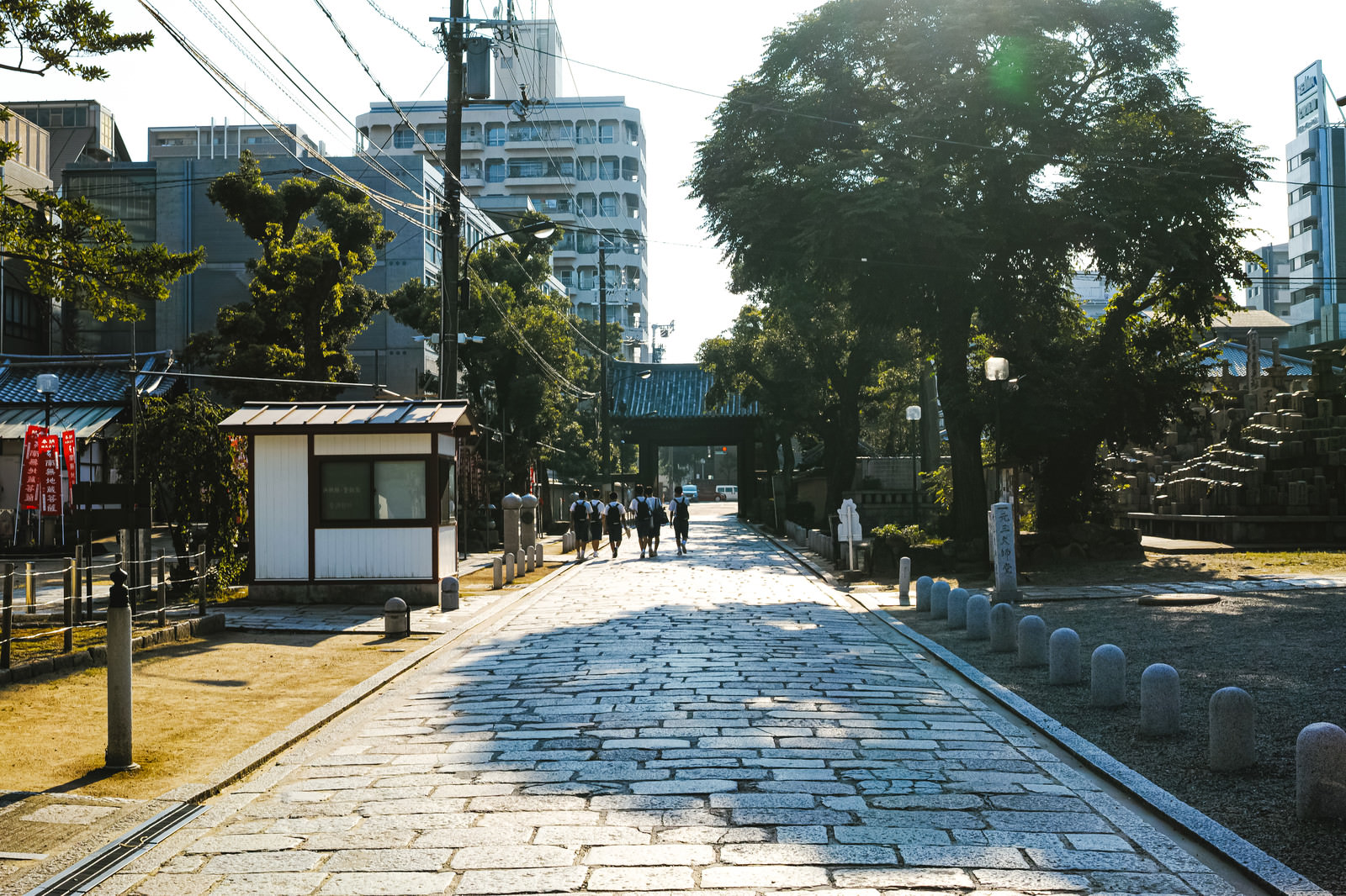 「石畳の参道を歩く少年達」の写真