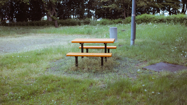 公園に設置されたテーブルベンチセットの写真を無料ダウンロード(フリー素材) ぱくたそ
