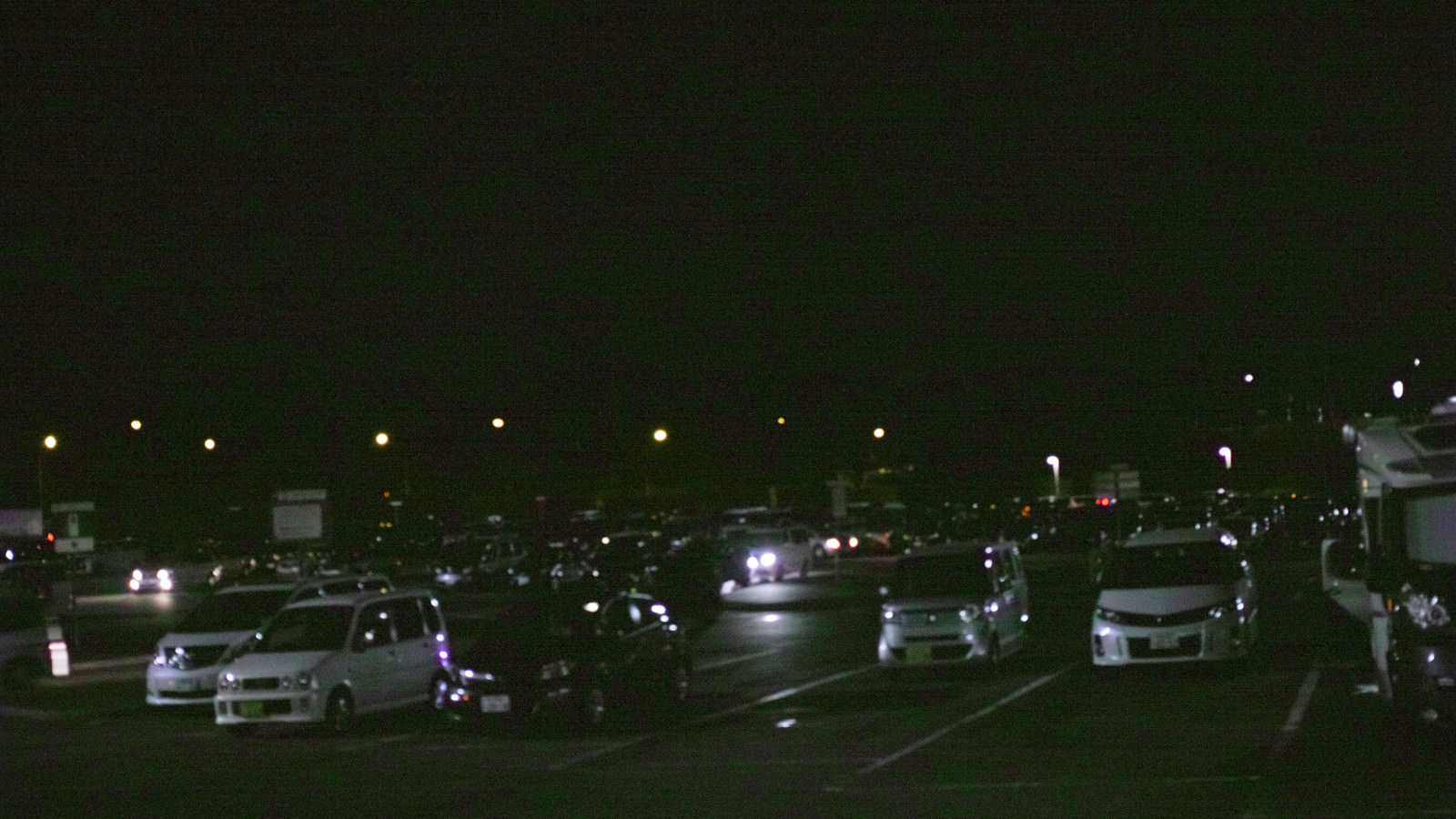 夜のパーキングエリアに駐車する車の写真を無料ダウンロード フリー素材 ぱくたそ