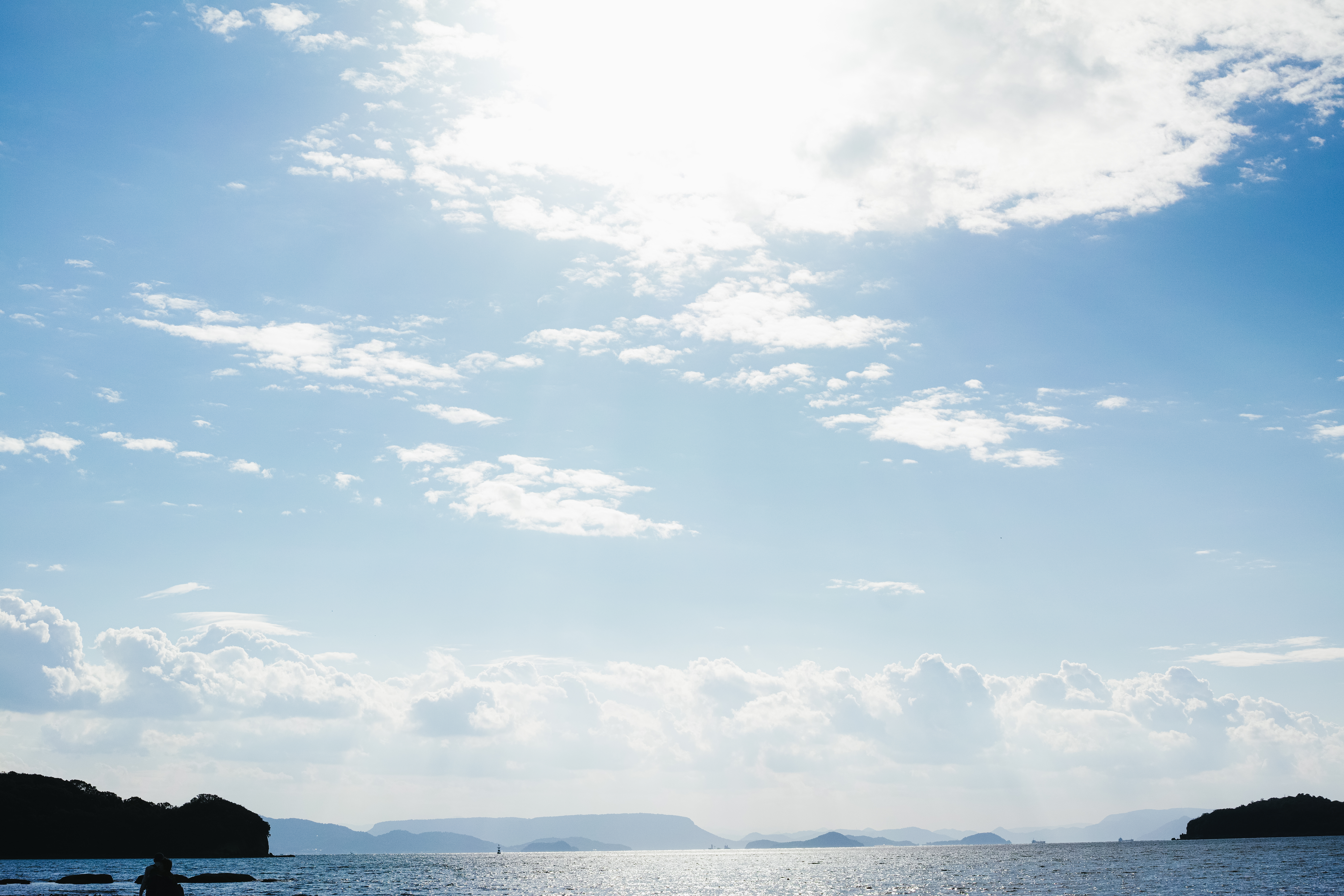 うっすらと浮かび上がる薄明光線の写真素材 ぱくたそ