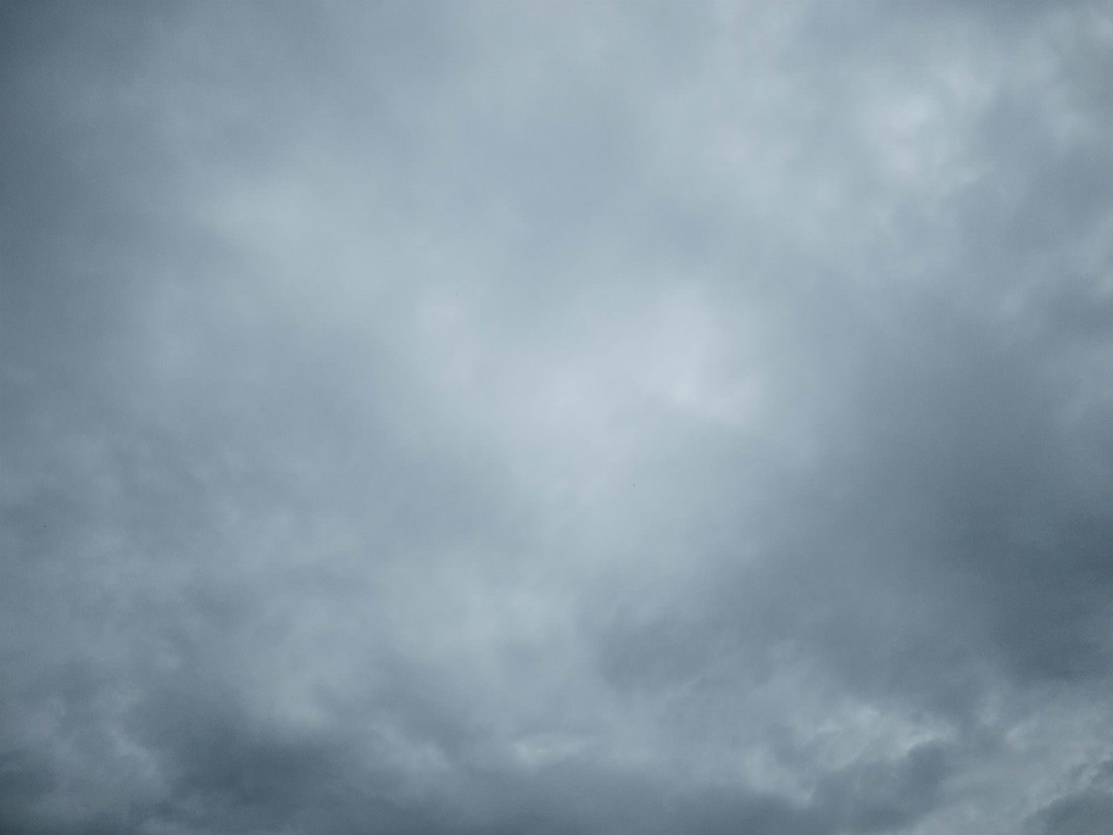 「どんより曇った空のテクスチャー | フリー素材のぱくたそ」の写真