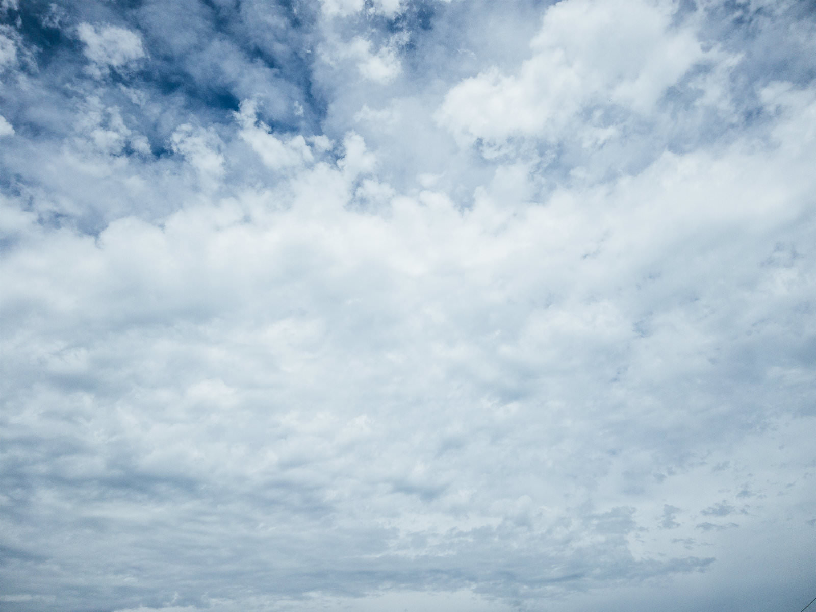 「空を隠す雲 | フリー素材のぱくたそ」の写真