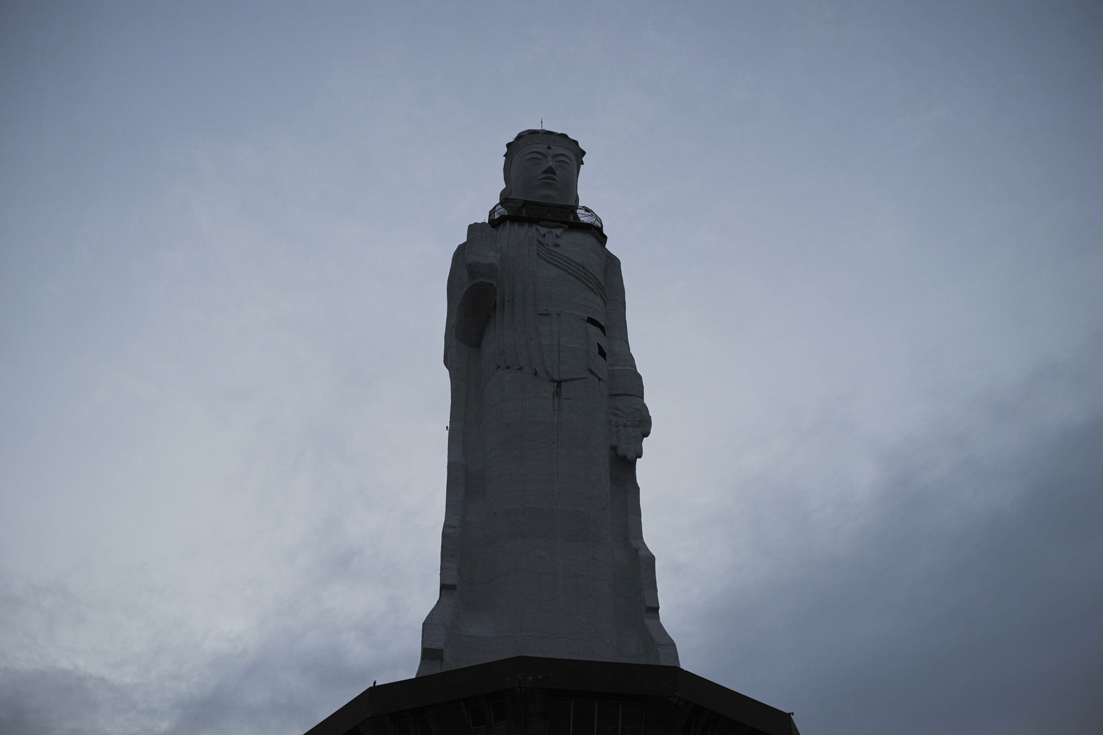 所有者不在のまま放置された巨大な仏像 世界平和大観音像 の写真を無料ダウンロード フリー素材 ぱくたそ